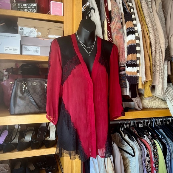 ⭐️BOGO FREE⭐️ BUCKLE BOUTIQUE Red and Black Sheer Lace Blouse - Picture 2 of 13
